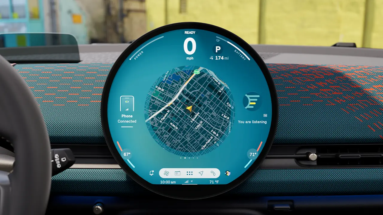 Detailansicht des hellblauen Zentraldisplays mit aktivierter Navigationskarte in der Mitte