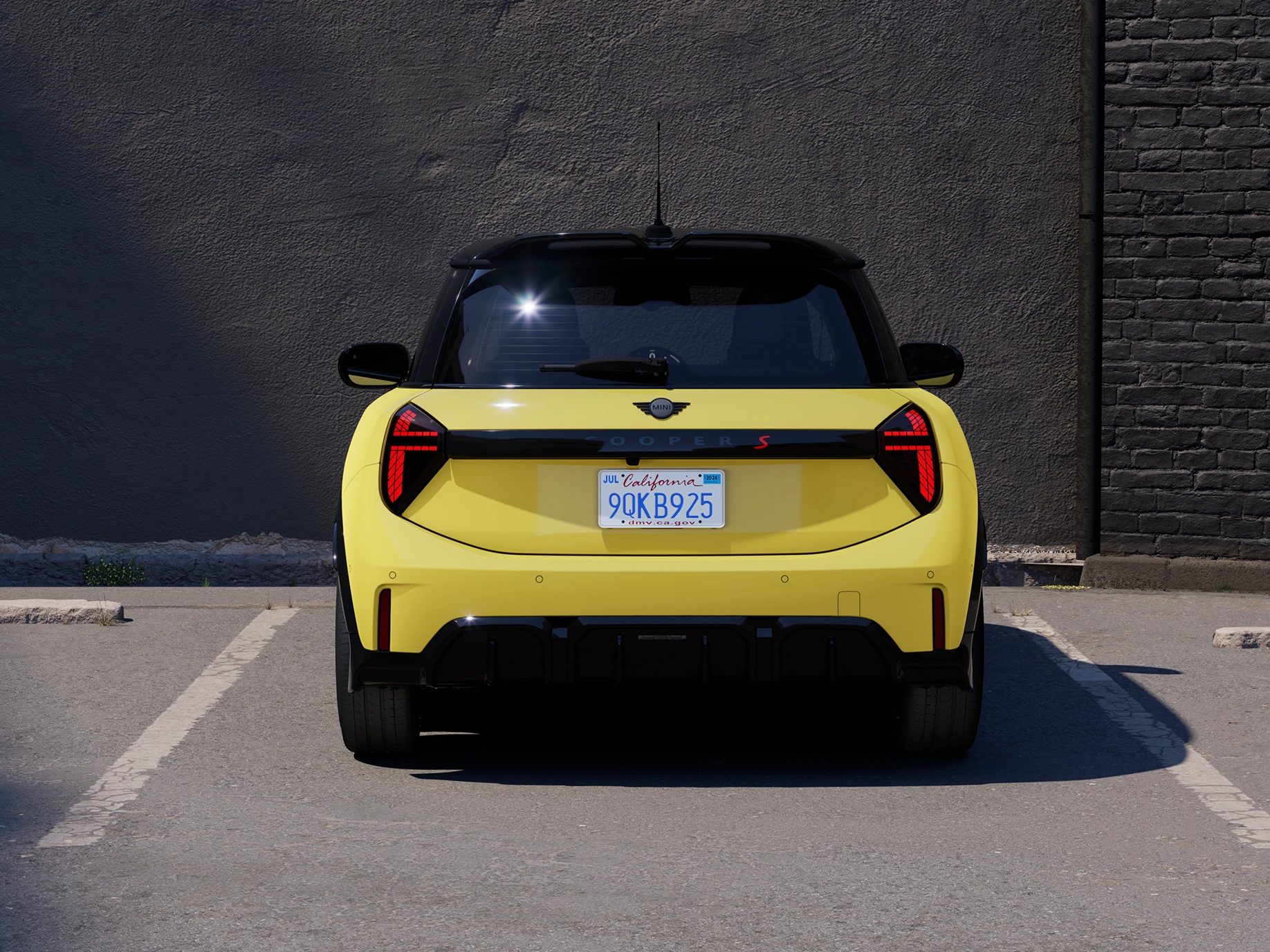 Heckansicht eines geparkten MINI Cooper in Sunnyside Yellow mit schwarzem Dach.