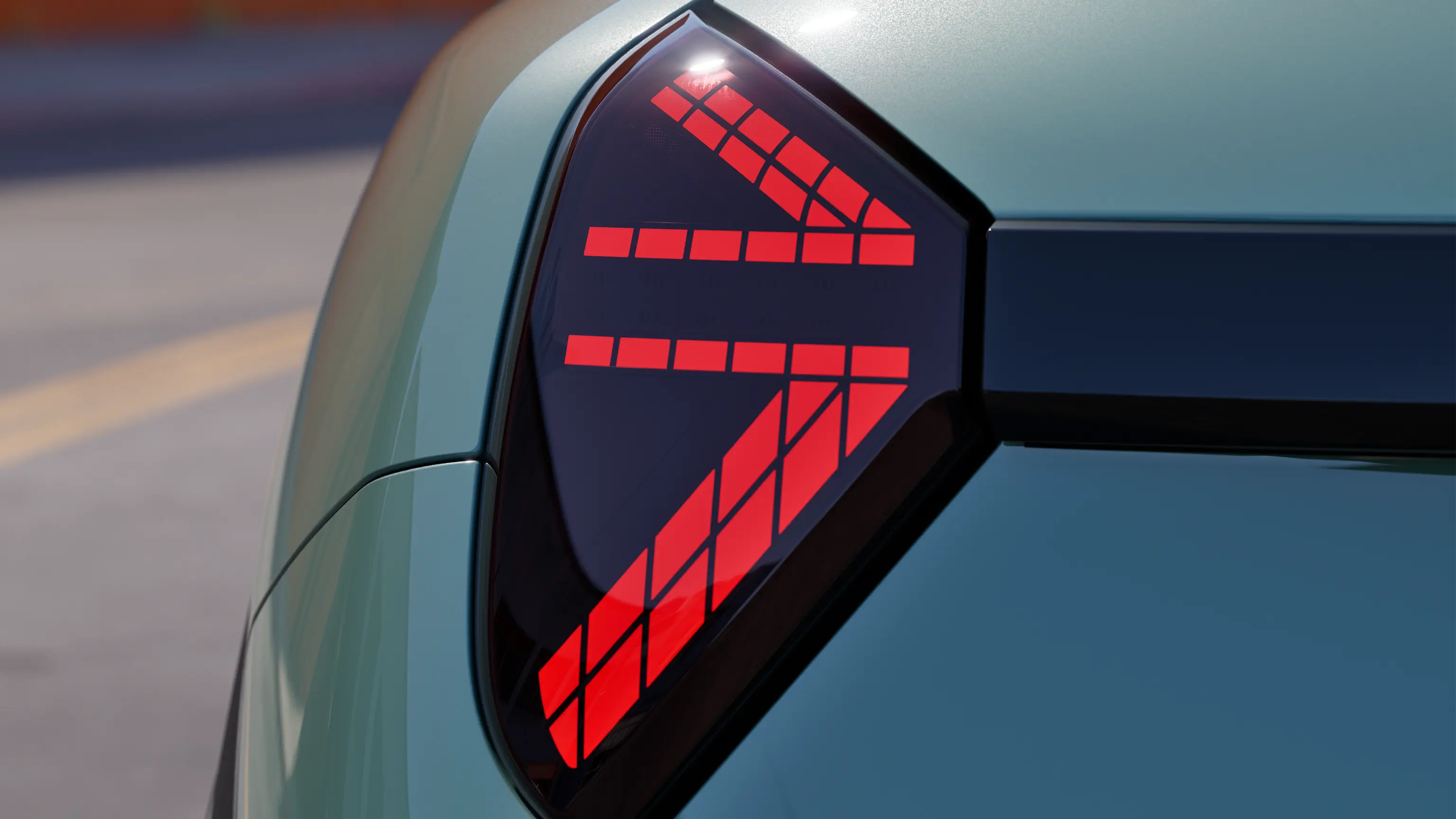 Detailansicht des MINI Cooper Rücklichts mit eingeschalteten roten Lichtern