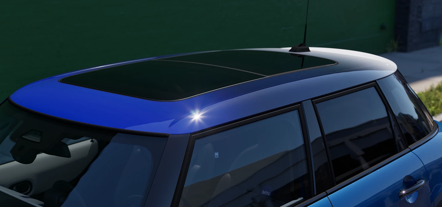 Nahaufnahme des MINI Cooper 5-Türers mit Fokus auf dem Dach in Multitone Blue.