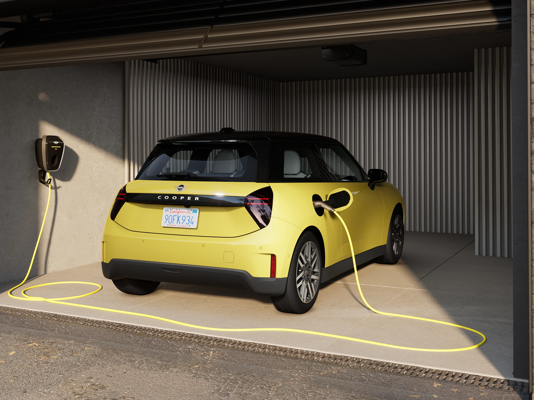 Heckansicht eines vollelektrischen MINI Cooper in Sunnyside Yellow beim Laden in einer Garage. 
