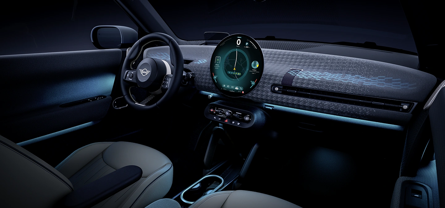 Innenansicht des vollelektrischen MINI Cooper mit Ambientebeleuchtung in Blau.