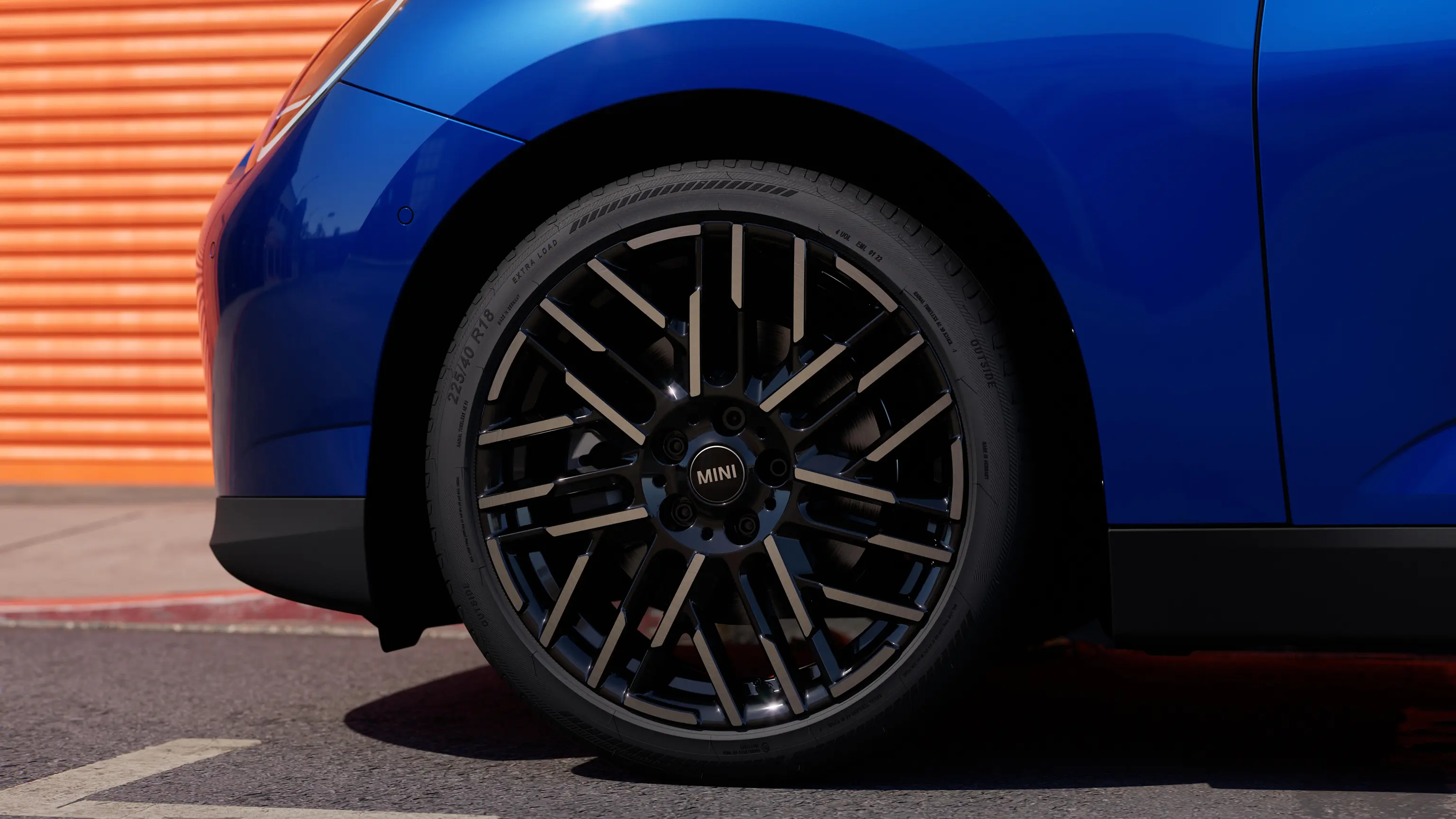 Ansicht der Night Flash Spoke Felge auf einem vollelektrischen MINI Cooper in Blazing Blue