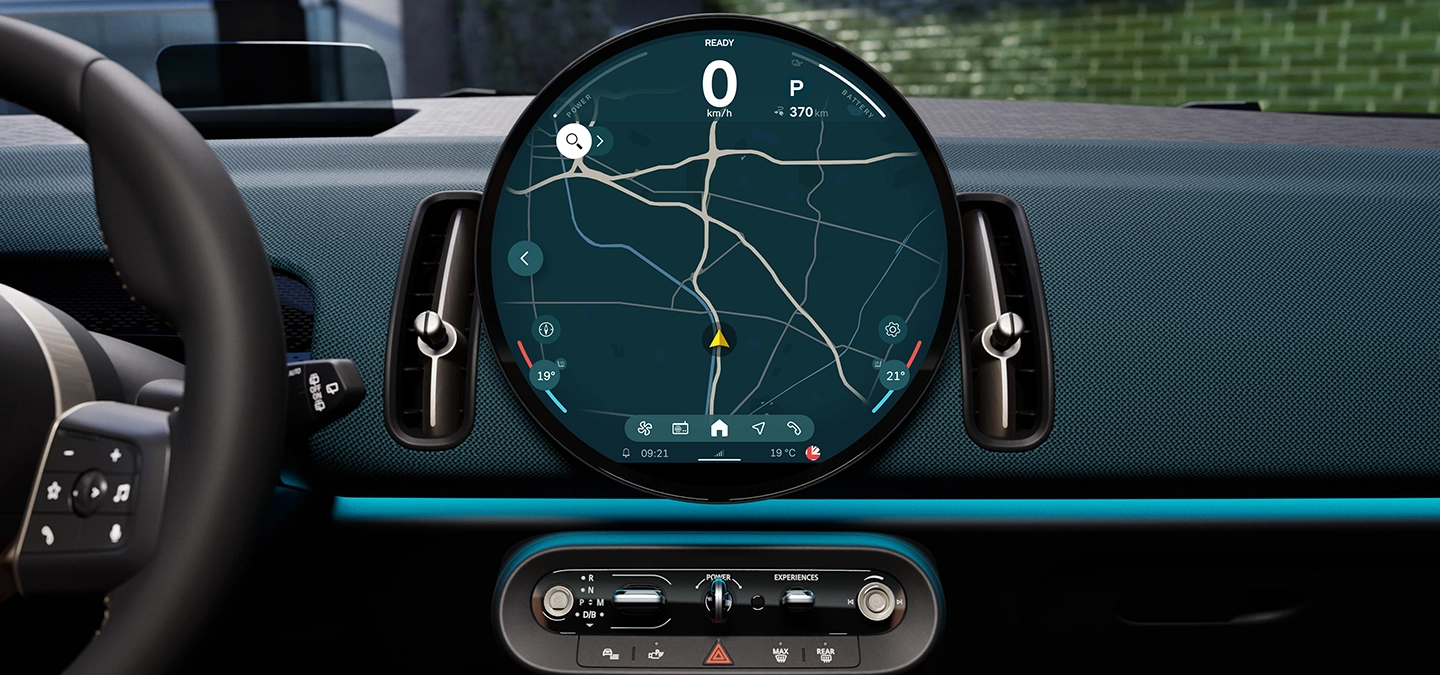 Detailansicht der Interaction Unit des vollelektrischen MINI Countryman mit Fokus auf Navigation.