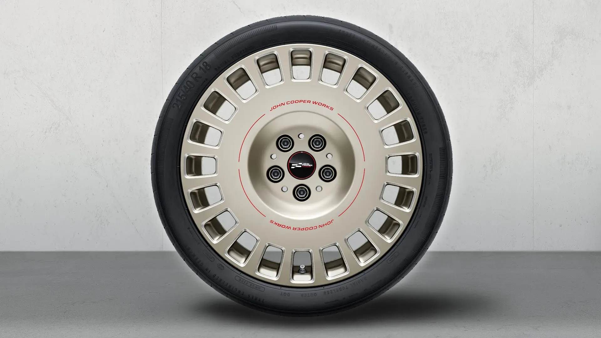 Original MINI 18-Zoll-Leichtmetallrad JCW Rallye Spoke 964 in Vibrant Silver mit diamantgefräster Oberfläche.