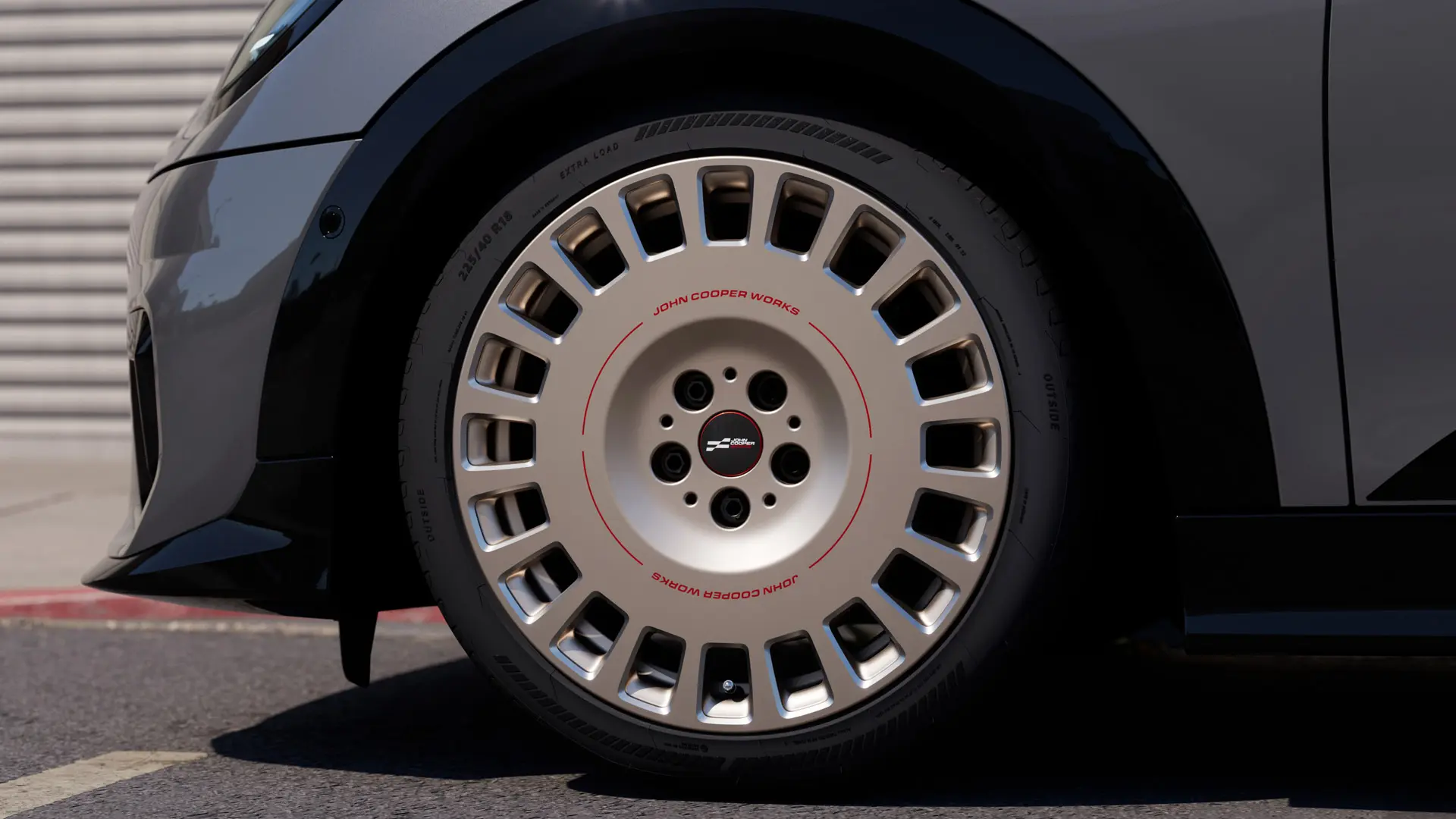 MINI 18-Zoll-Leichtmetallräder JCW Rallye Spoke 964 in Vibrant Silver und diamantgefräster Oberfläche mit zugelassenen Reifen mit Sternmarkierung. 