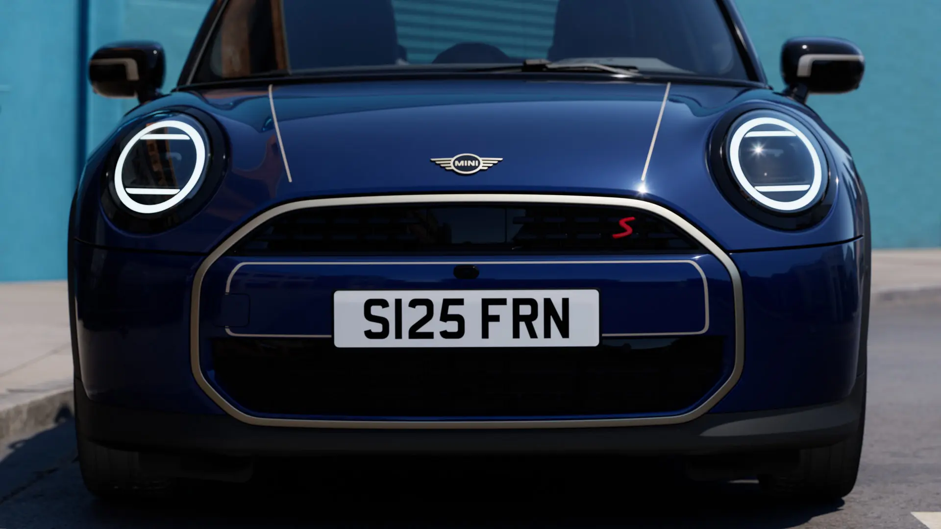 Vorderansicht eines MINI Cabrio in Blau mit MINI Favoured Motorhauben-Folierung in Silber.