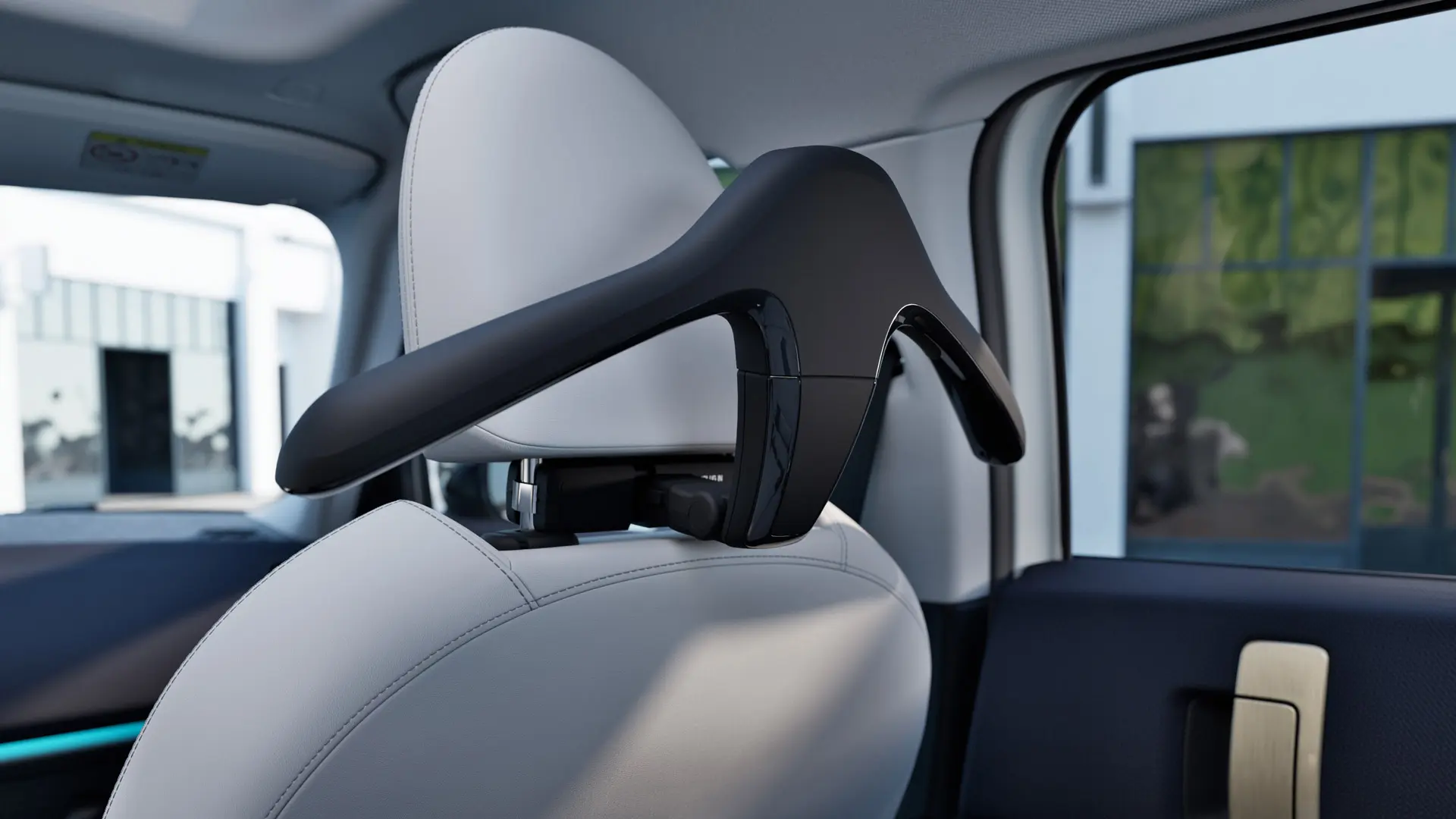 Der Kleiderbügel für das MINI Travel & Comfort-System ist an der Rückseite der Kopfstütze eines Autositzes angebracht. 