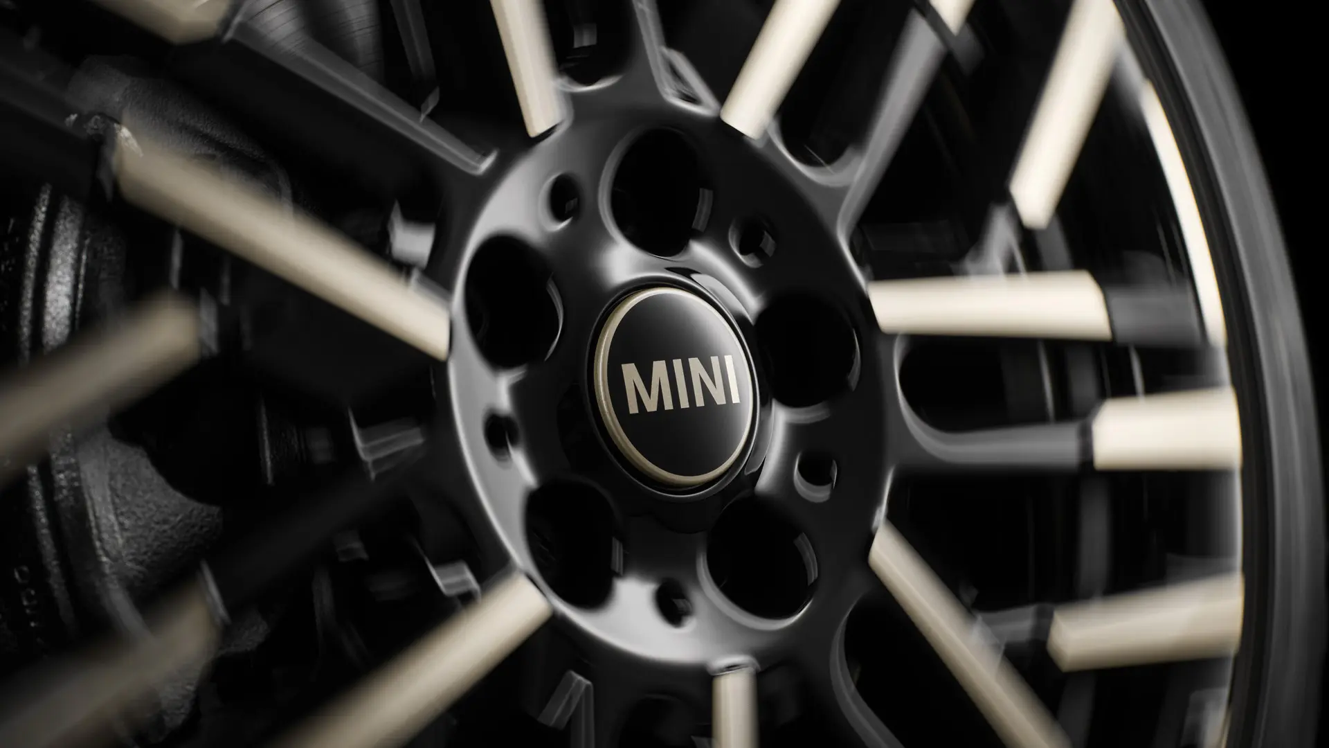 Die MINI Nabenabdeckung feststehend mit MINI Logo bleibt horizontal stehen, während das Rad in Bewegung ist.