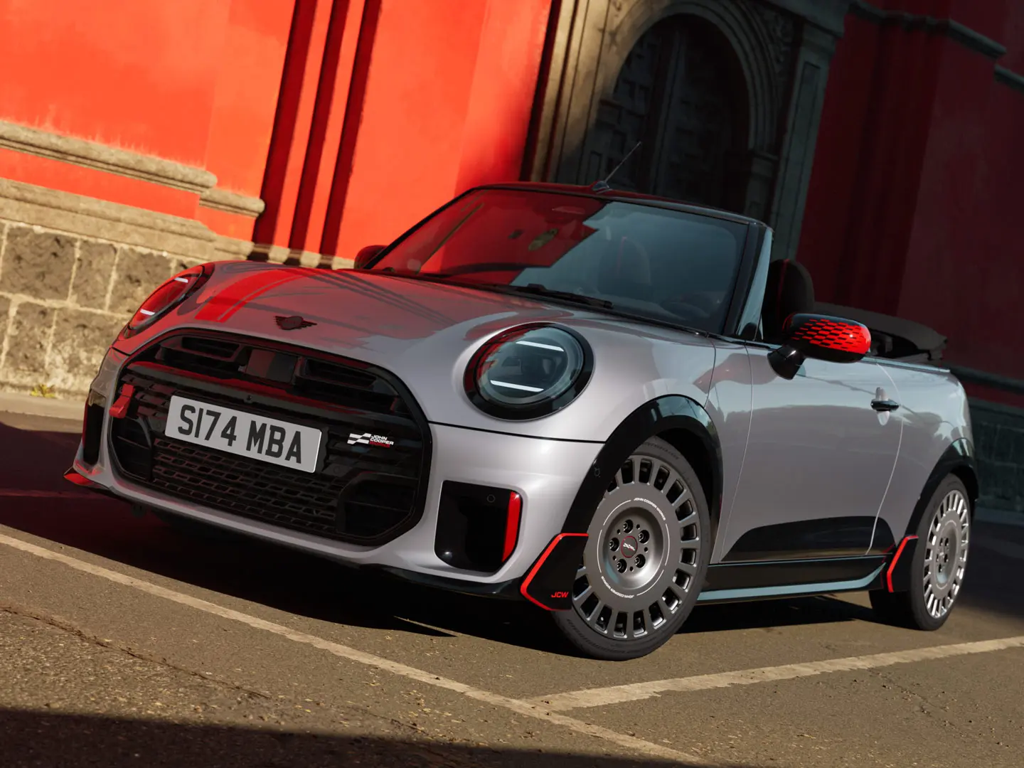 MINI Cabrio in Silver mit Styling-Zubehör im sportlichen JCW Design, wie MINI JCW Spiegelkappen, Sportstreifen und Winglet.