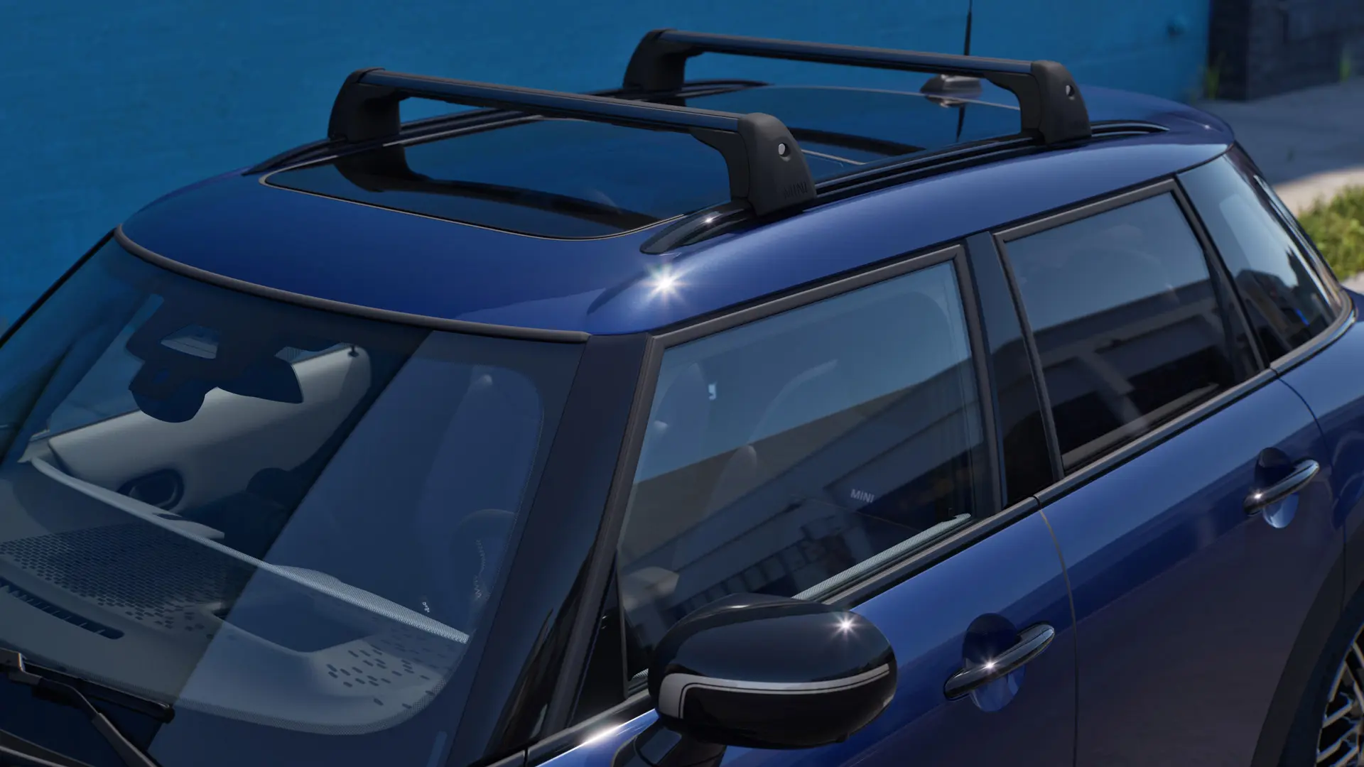 Vordere, seitliche Nahaufnahme eines MINI Aceman in Indigo Sunset Blue, ausgestattet mit dem MINI Relingträger. 