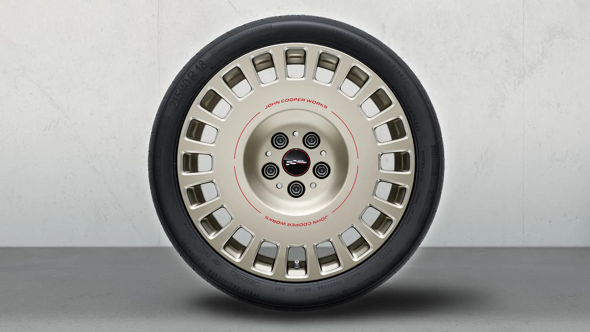 MINI 18-Zoll-Leichtmetallräder JCW Rallye Spoke 964 in Vibrant Silver und glanzgefrästem Finish.