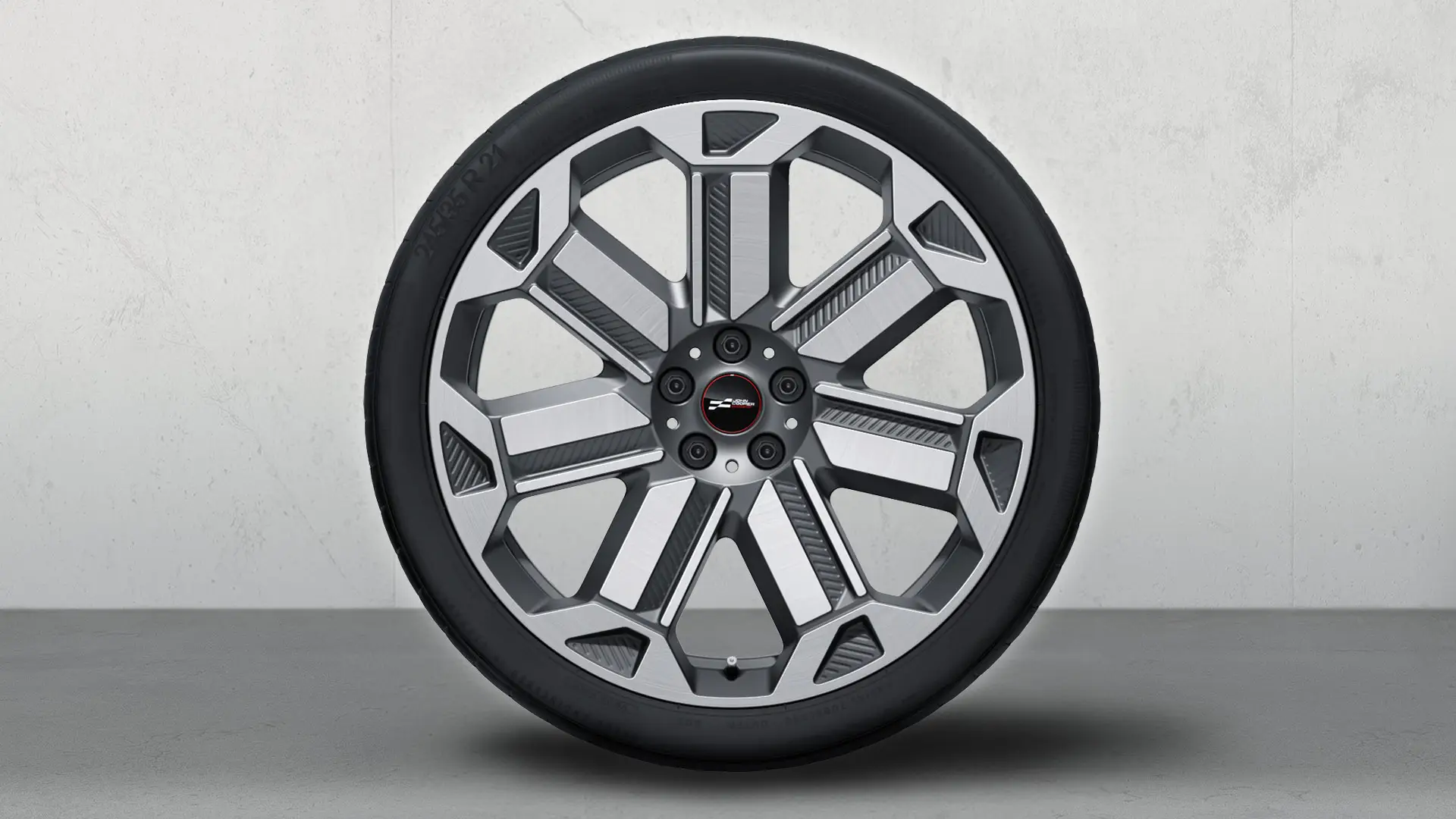 Nahaufnahme des 21-Zoll-Sommerkomplettrads JCW Light Alloy Rallye Spoke 950 in Frozen Gunmetal Grey mit Hochglanzfinish.