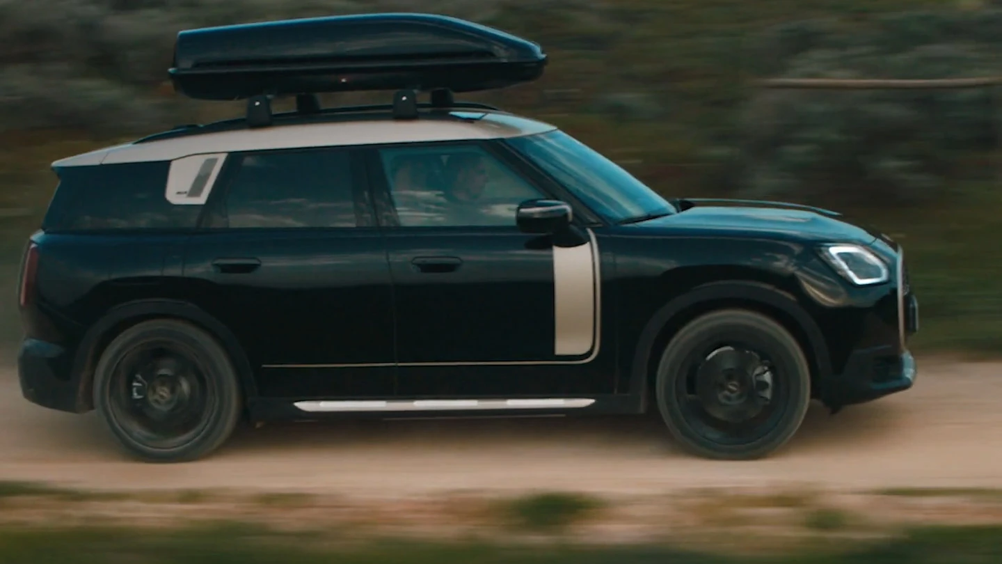 MINI Countryman in Metallic Midnight Black mit 19-Zoll-Rädern John Cooper Works Runway Spoke in Schwarz beim Offroad-Fahren.