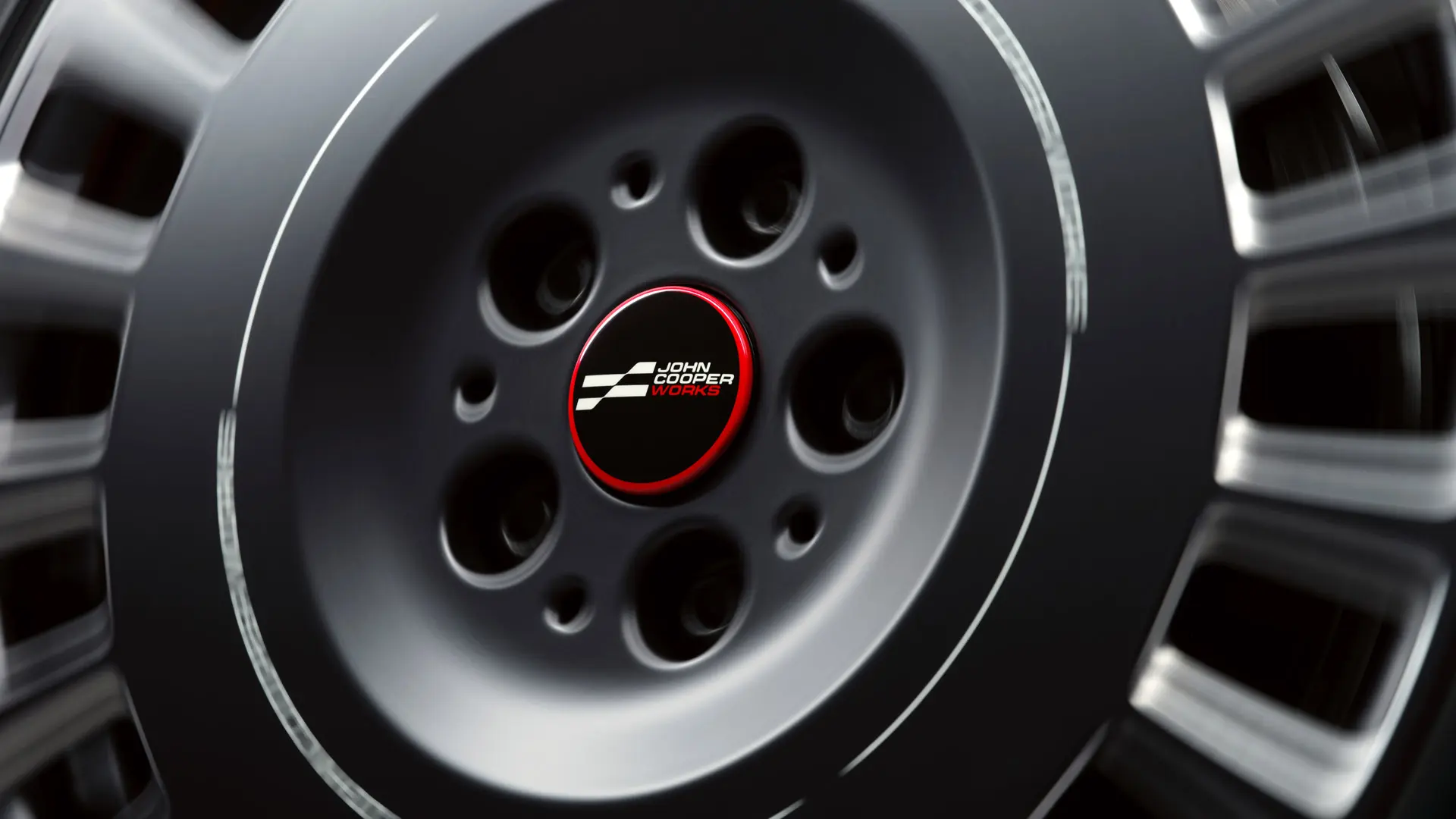 Nahaufnahme der MINI JCW Nabenabdeckung feststehend, bei der das MINI Logo horizontal bleibt, während das Rad sich dreht.