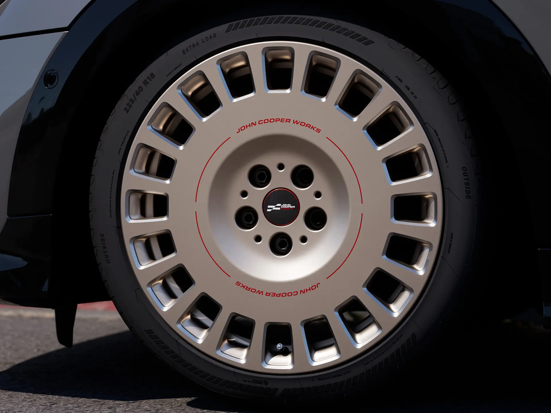 MINI 18-Zoll-Leichtmetallrad JCW Rallye Spoke 964 in Vibrant Silver mit einem solideren Design mit geschlossenen Speichen.