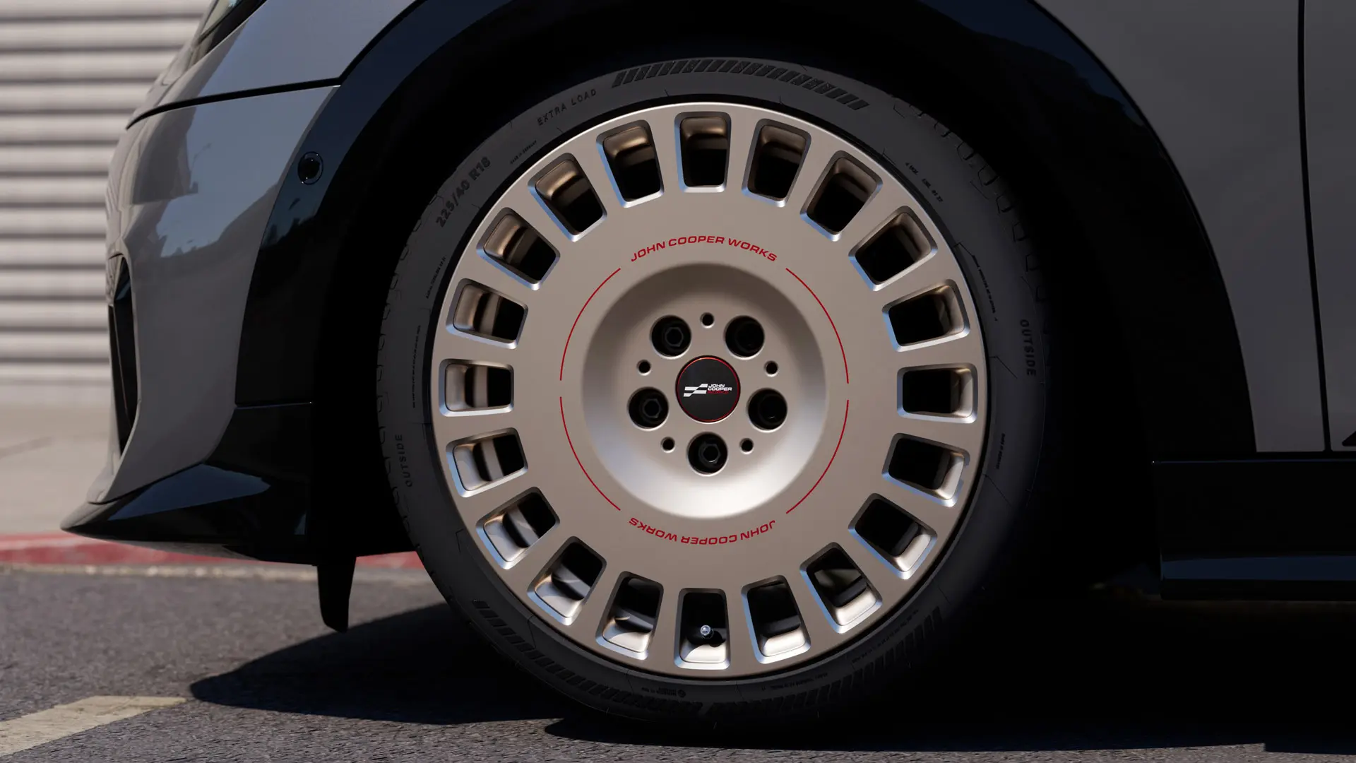 MINI 18-Zoll-Leichtmetallrad JCW Rallye Spoke 964 in Vibrant Silver mit einem solideren Design mit geschlossenen Speichen.