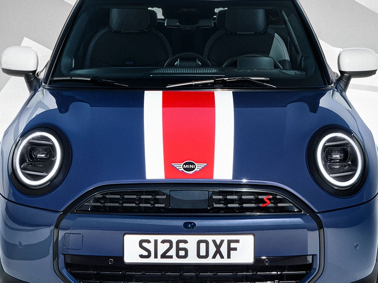 Detailansicht der Frontklappengrafik des MINI Cooper Oxford Edition