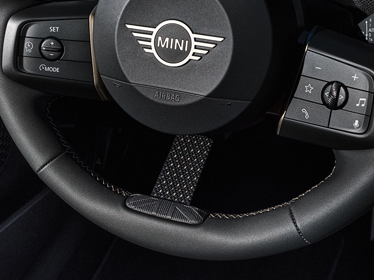 Detailansicht des Lenkrads des MINI Cooper Oxford Edition.