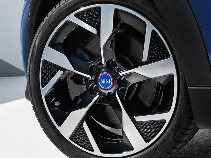 Detailansicht der Felgen des MINI Cooper Oxford Edition.