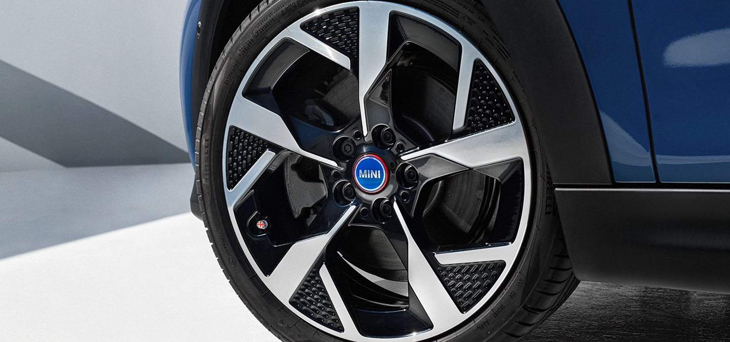 Detailansicht der Felgen des MINI Cooper Oxford Edition.
