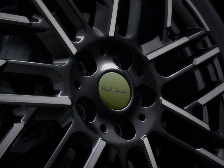 Nahaufnahme der Felgen des vollelektrischen MINI Cooper Paul Smith Edition.