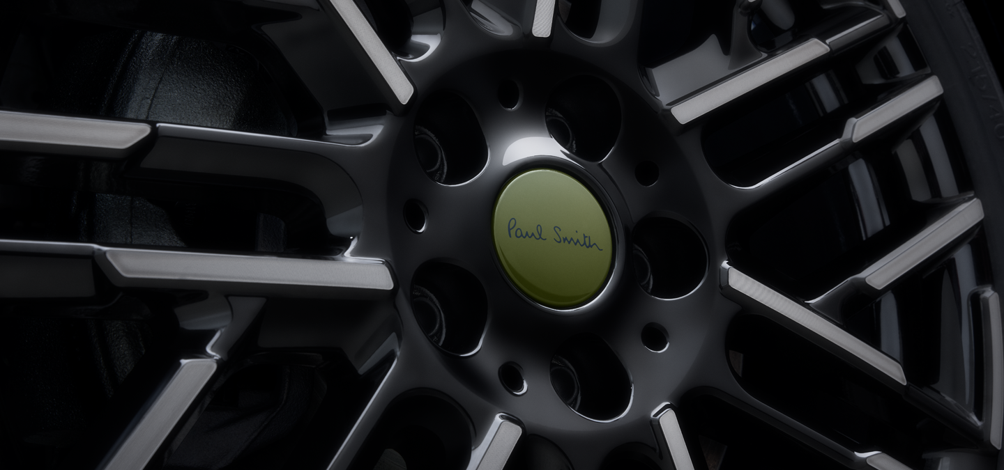 Nahaufnahme der Felgen des vollelektrischen MINI Cooper Paul Smith Edition.