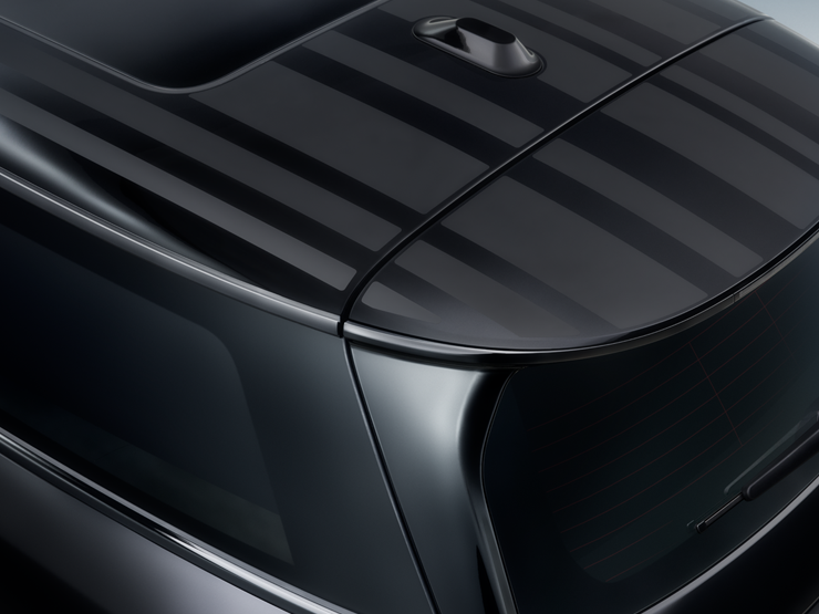 Nahaufnahme des MINI Paul Smith Edition mit Dach in Kontrastfarbe in Schwarz mit einzigartiger Streifeninterpretation.