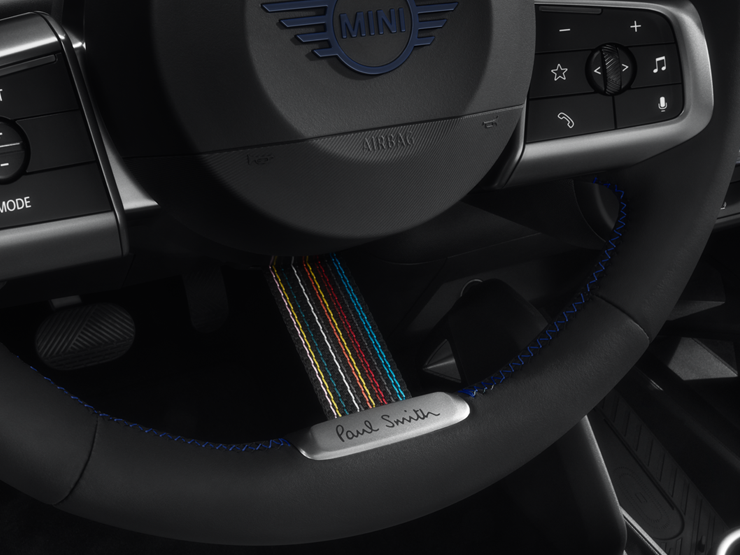 Nahaufnahme des Lenkrads des MINI Paul Smith Edition, um die einzigartigen Features zu zeigen.