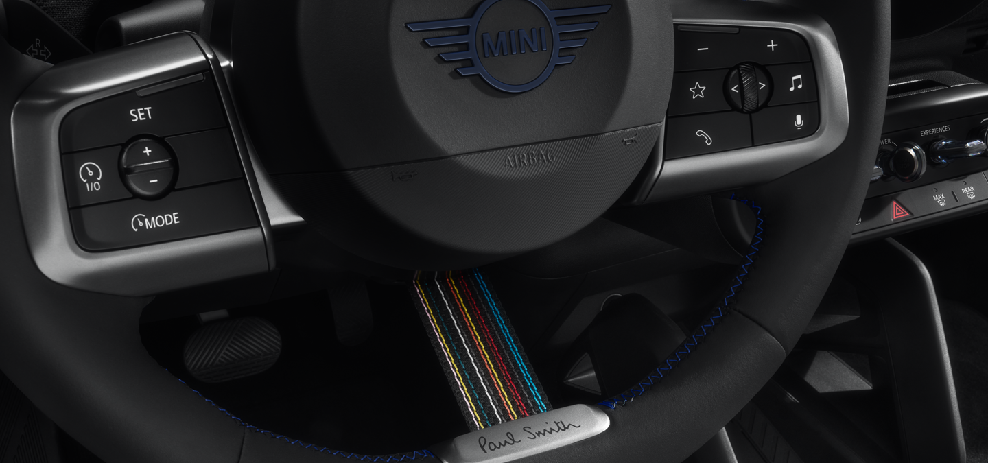 Nahaufnahme des Lenkrads des MINI Paul Smith Edition, um die einzigartigen Features zu zeigen.